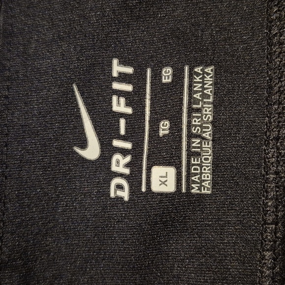 Nike women's size XL black cropped leggings, EUC or better - Picture 6 of 7